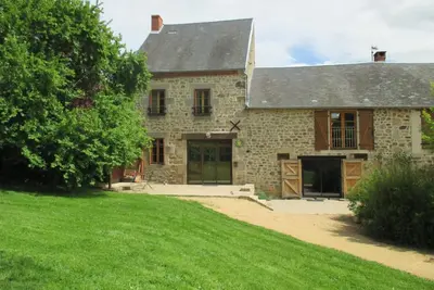 Image de Grande maison en pierres avec jardin clos, proche des stations thermales et des Volcans d'Auvergne
