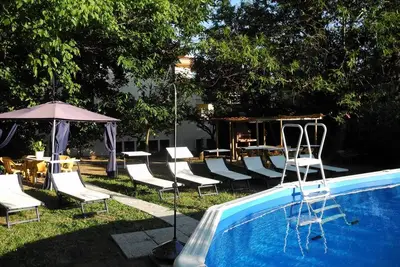 Image de Maison avec climatisation, jardin privé et piscine