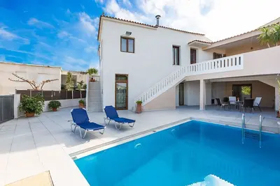 Lefteris Villa avec piscine privée, à seulement 3 km de la plage.