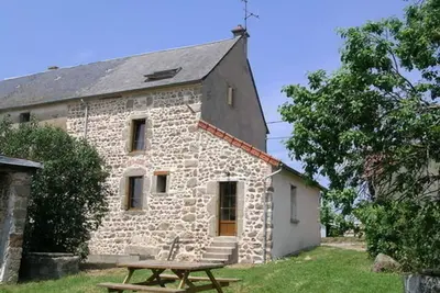 Image de Maison en pierre avec jardin, jeux enfants et animaux acceptés