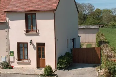 Image de Gîte charmant avec piscine, 2 chambres, proche randonnées et loisirs à Target