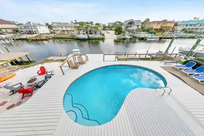 Image de Piscine privée, grandes terrasses privées et quai de bateau privé!