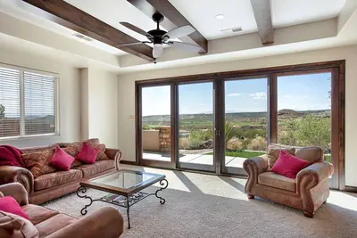 Image de Belle maison de 3 chambres frontières le long du golf, des vues spectaculaires!