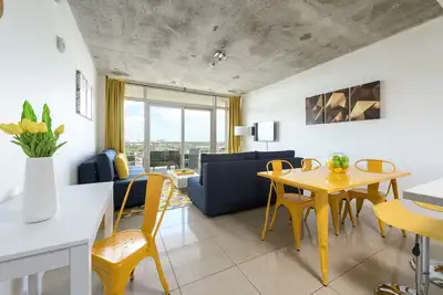 Image de Midtown moderne avec 1 chambre, parking gratuit