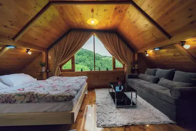 Image de Chalet Tara récemment construit sur deux niveaux avec vue sur la rivière
