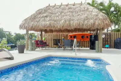 Image de Maison avec piscine devant le canal avec impuretés, piscine à jets, cabane Tiki, 2 kayaks et 2 vélos!