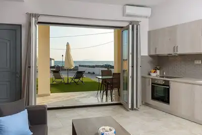 Appartement sur la promenade de la plage de Kokkinos Pirgos avec vue sur la mer
