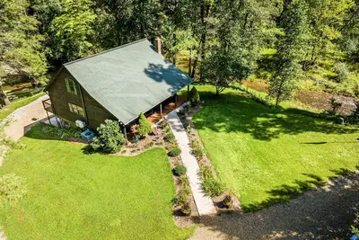 Image de Chalet de montagne privé sur le ruisseau à truites avec vue sur la rivière depuis toutes les chambres