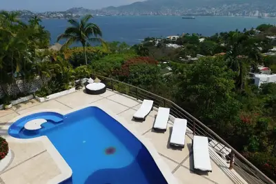 Image de Belle maison à Las Brisas avec une double terrasse et vue sur l'océan.