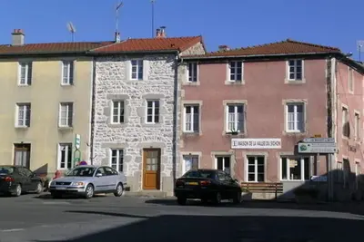 Maison en pierres rénovée avec patio, proche Vichy, 3 chambres, Bbq, Tv, Wifi, animaux bienvenus.