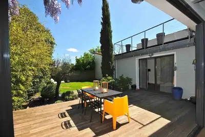 La Rochelle house, swimming pool, quiet residential area near downtown