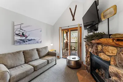 Image de Plafonds voûtés, lit king size, balcon spacieux, navette à proximité, Wifi gratuit
