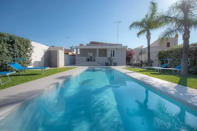 Image de Villa Le Onde, avec piscine privée à quelques pas de la plage et du centre