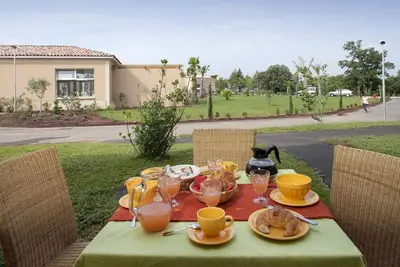 Image de Spacieuse Maison | Accès à la piscine, Club enfants et fitness!