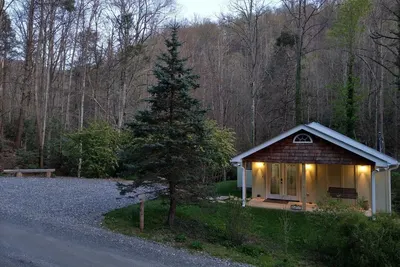 Creekside Retreat: Cabine simple de luxe, spectaculaire! Sur la rivière, près de Weaverville, Asheville et plus encore!