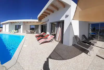 Image de Nira Beach House Élégance et charme piscine exclusive et vue sur la mer