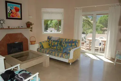 Image de Tranquillité et vue sur un jardin luxuriant