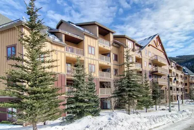 Image de Condo Red Hawk Lodge avec billets de remontée à prix réduit. Marchez vers la pente. Concierge incl