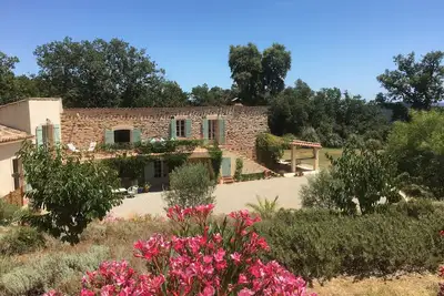 Image de Maison de campagne en pierre avec piscine privée et vue sur la mer