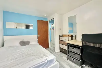 Image de Appartement 2 Chambres Moderne avec Salon Sleeps6 (B)