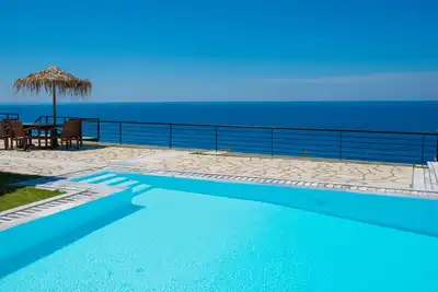 Image de Milos Bay Villas - Villa en pierre traditionnelle de luxe en front de mer avec piscine privée