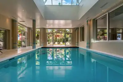 Image de Villa sur 4 niveaux avec piscine intérieure