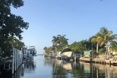 Image de Escapade Yellowtail avec 2 chambres, 3 lits, 2 salles de bain, quai de bateau, machine à glaçons et piscine