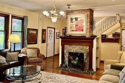 Image de Ferme historique Davidson. 175 ans, mis à jour. 3 acres w / étangs. Animaux gratuits.