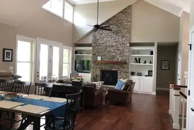 Image de New Modern Lake View Home - Magnifiques terrasses, superbes vues!