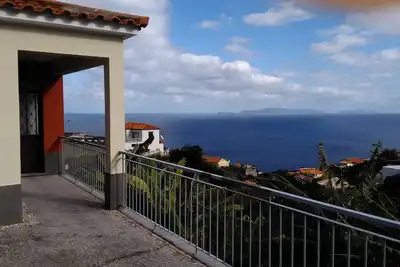 Vue de l'Atlantique avec voiture et vélo gratuits.