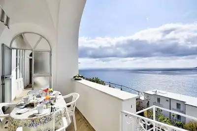 Image de Butterfly House: Un appartement lumineux faisant partie d'une villa face au soleil et à la mer.