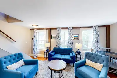 Image de Appartement confortable au centre-ville avec cuisine complète - près de la plage, 2 chiens Ok!