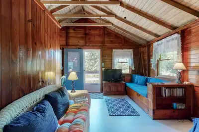 Image de Cape Cottage w \/ une cuisine complète et terrasse meublée - à quelques pas de la plage privée