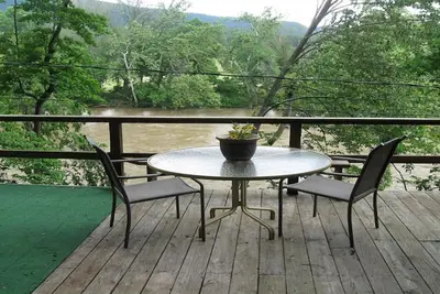 Siesta River Cabin, Riverfront, vues fabuleuses G. W. Forêt, bain à remous, cheminée
