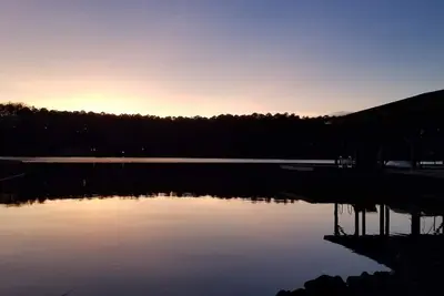 Image de Nouveau! Profitez de cette incroyable maison au bord du lac à Sinclair avec de nombreux équipements.