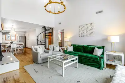 Image de Condo chic avec vue sur la montagne et finitions de luxe - près du ski, sur la ligne de bus!