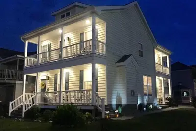 Image de * Nouveau * Emplacement parfait pour des vacances à la plage! Haut de gamme 4bd / 2. 5ba. 13 lits. Vues Sur L'Eau.