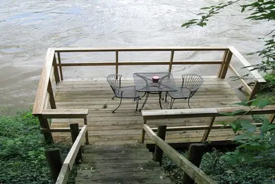 Rustic River Cabin, charmant Riverfront, Hottub, 2 cheminées en pierre, Dock, Vues