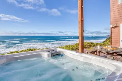 Image de Vues sur le phare de Yaquina Head, le bain à remous et le bord de l'océan avec une vue époustouflante!