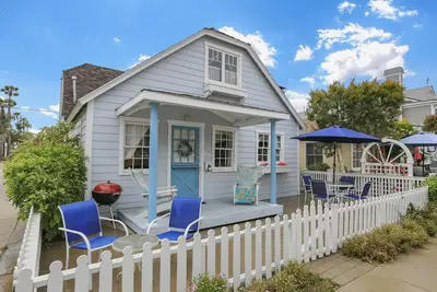 Image de Coin de rue, Grande valeur sur l’île de Balboa, Cottage classique avec commodités, promenade de la plage, Marine Avenue