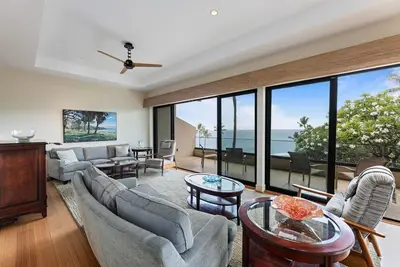 Image de Suite spacieuse avec salon en contrebas, superbe vue sur l'océan