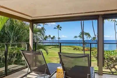 Image de Montez sur la véranda pour des eaux bleues expansives et des vagues douces