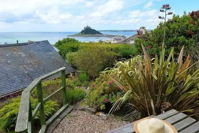 Image de Vue du château - Cottage de caractère et spacieux. Jardin privé. Vue panoramique sur la mer