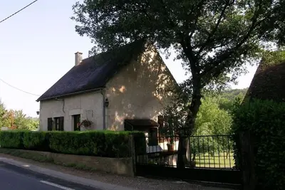 Image de Maison Indépendante avec Grand Jardin et Cheminée, Proche Saint Pourçain - Confort et Tranquillité
