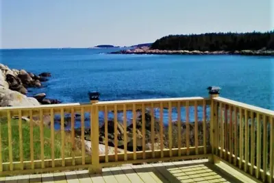 Image de Cottage face à l'océan Matinicus Island, Me. Isolement au repos de la sirène.