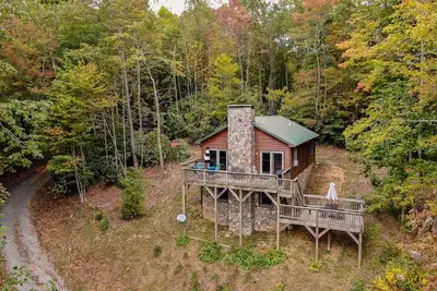 Image de Songbird Cabin Location de vacances situé sur le Cornett Deal Christmas Tree Farm