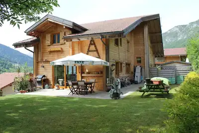 Image de Chalet entre lac et montagne