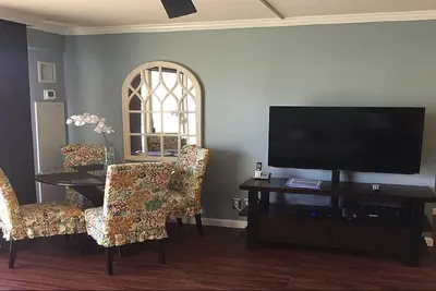 Image de Vivre Aloha! Promenade à la plage, Luxe Row, parking gratuit et Airline Emp. Remise