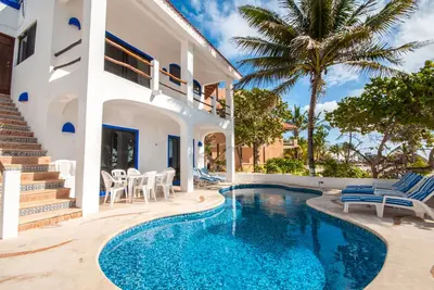 Image de Grande maison abordable sur une plage de sable vierge à Akumal. Louer 4 - 7 chambres