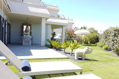 Image de Grand rez-de-jardin avec accès direct à l'aire de jeux et à la piscine. Plage et restaurant